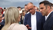 Deutschlands Bundeskanzler Friedrich Merz (CDU) stieß bei seinem ersten Wahlkampfauftritt im ...