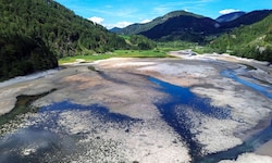 Die Trockenheit macht sich breit: Wo einst tiefblaues Wasser regierte, übernimmt jetzt der ...