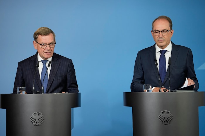 Innenminister Alexander Dobrindt (CSU) und Außenminister Johann Wadephul (CDU) gaben am Dienstag ...