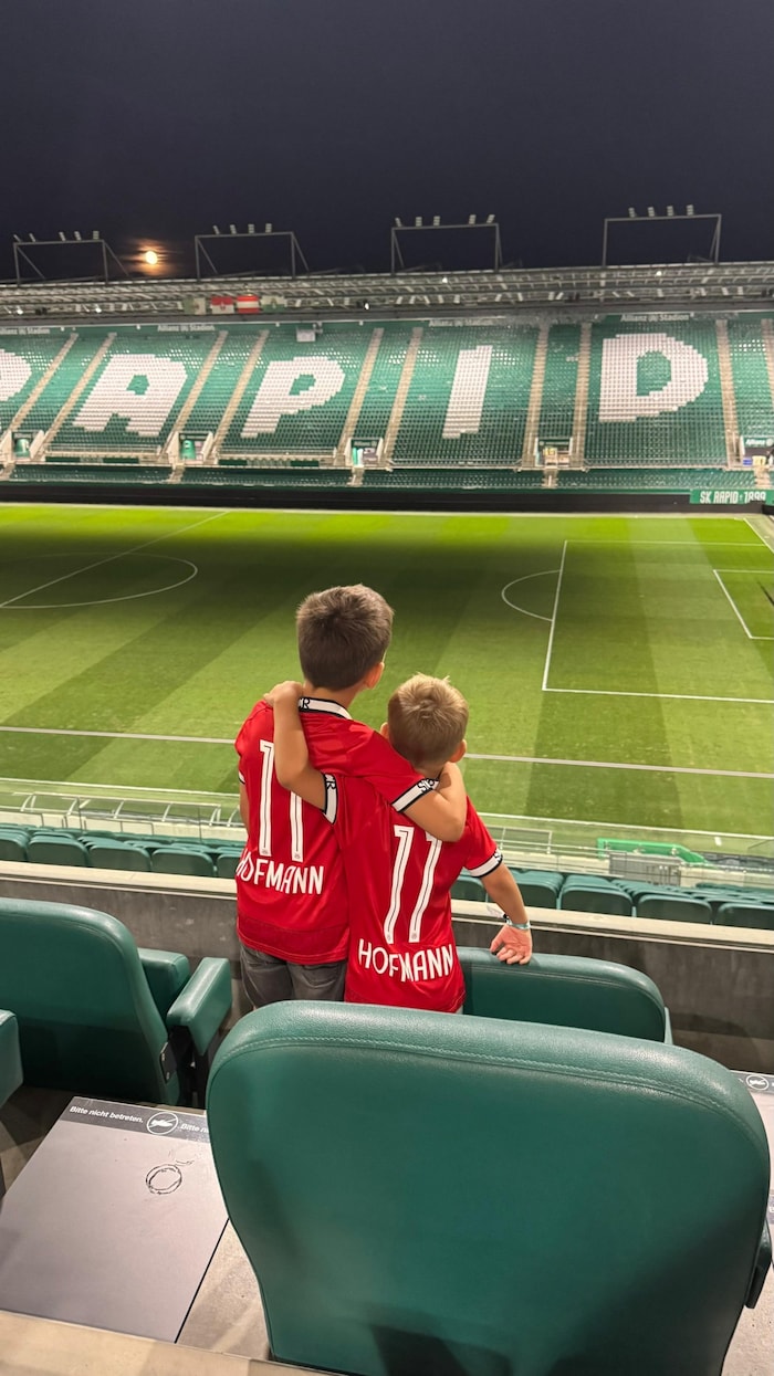 Jonas und Finn genossen in ihren neuen Rapid-Dressen auch lange nach dem Spiel noch das Flair in ...