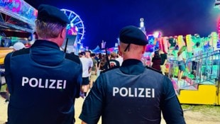 Die Polizei sorgt für Sicherheit der Bevölkerung und mischt sich auch unter das feiernde ...