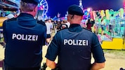 Die Polizei sorgt für Sicherheit der Bevölkerung und mischt sich auch unter das feiernde ...