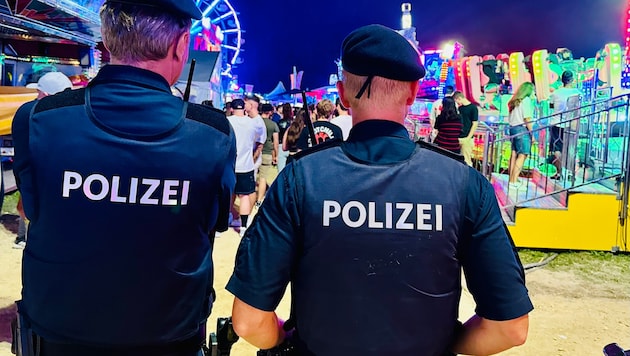 Die Polizei sorgt für Sicherheit der Bevölkerung und mischt sich auch unter das feiernde ...