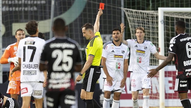 Rot nach nicht einmal zwei Minuten: Raffael Behounek kann es nicht fassen.