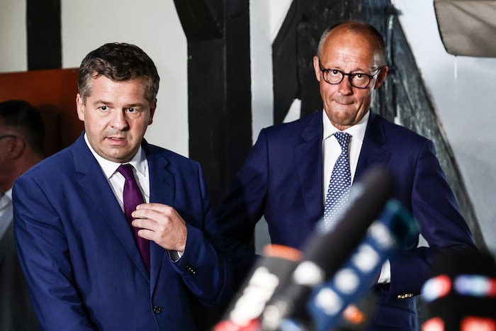 Auftritt in Sachsen-Anhalt: Kanzler Friedrich Merz (CDU) mit Ministerpräsident Sven Schulze ...
