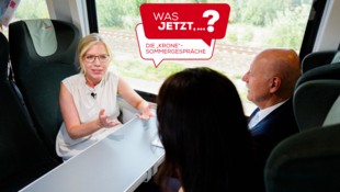 Leonore Gewessler (Grüne) im Zug mit Katia Wagner und Christian Nusser