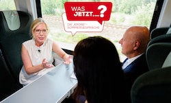 Leonore Gewessler (Grüne) im Zug mit Katia Wagner und Christian Nusser