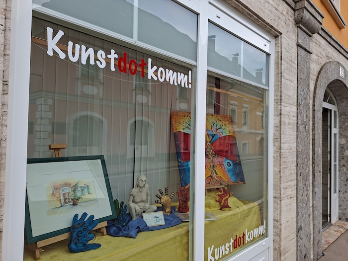 Natürlich gestaltet der Verein auch seine Atelier-Auslage immer wieder künstlerisch.
