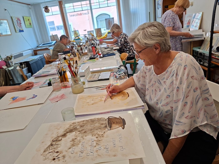 Claudia Peichl bei der Arbeit im Atelier, in das die Mitglieder jederzeit gehen können.