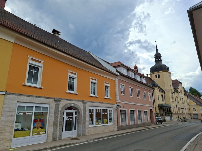 Das Atelier in der Herrengasse; nahe der Polizei, die im gelben Gebäude, im ehemaligen Theater, ...