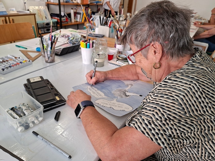 Doris Gebeneter an einer Arbeit für die Ausstellung im Spital, die am 23. Oktober eröffnet wird.