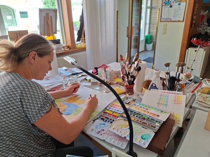 Konzentriert arbeiten, sich dann wieder mit den Kolleginnen austauschen: Die Stimmung im Atelier ...