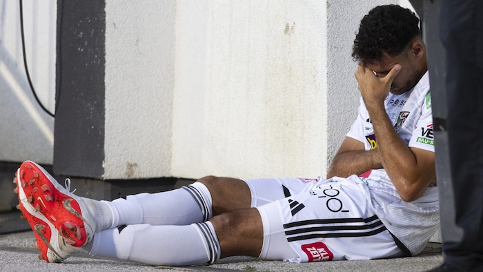 Raffael Behounek nach seiner Roten Karte.