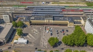 Nach der Explosion war ein Großaufgebot der Polizei am Hauptbahnhof in Augsburg im Einsatz.