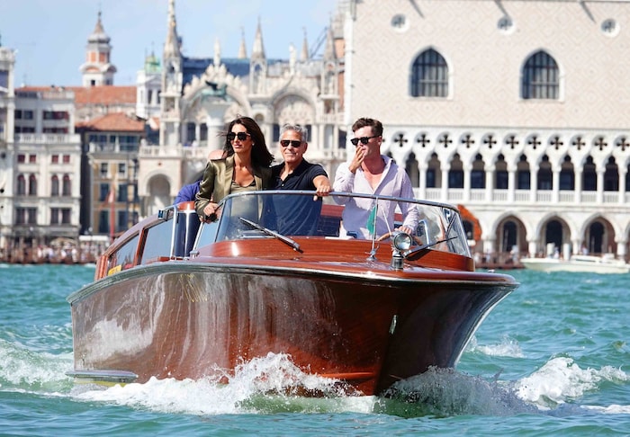 Mit dem Taxiboot ging es für die Clooneys von Venedig zum Lido.