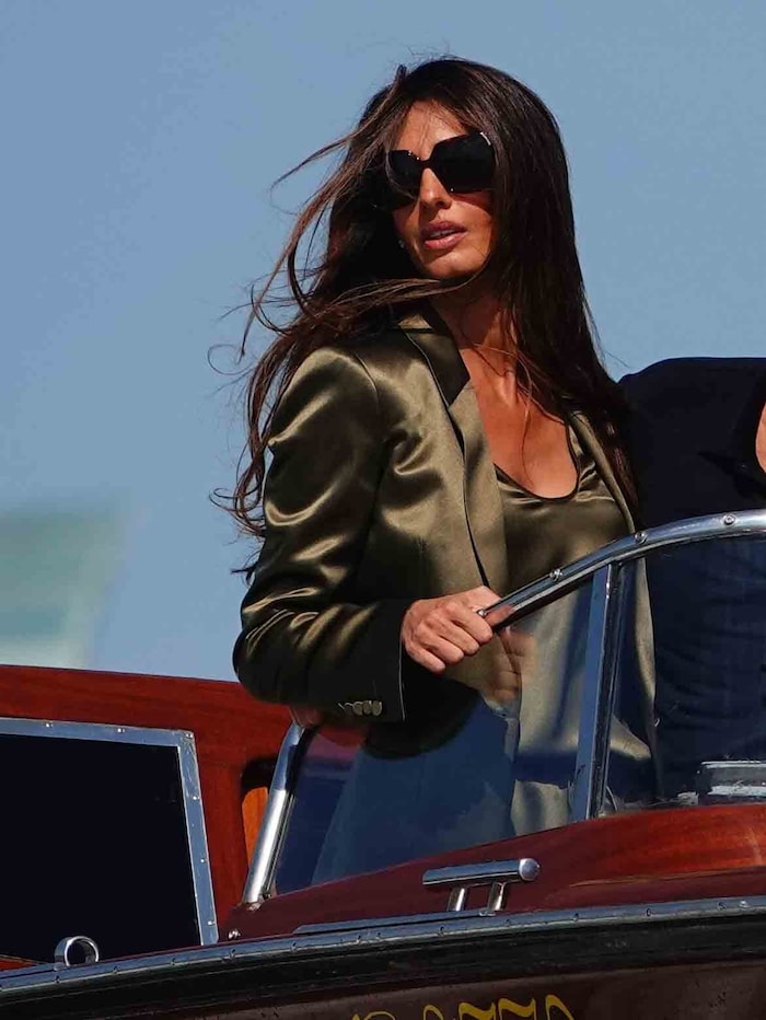 Die Ehefrau des Hollywoodstars sorgte mit ihrem tollen Look für Aufsehen.