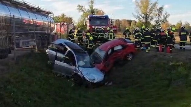 Die Unfallfahrzeuge waren total ineinander verkeilt.