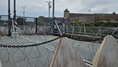 Der Grenzübergang bei Narva kann nur zu Fuß passiert werden.