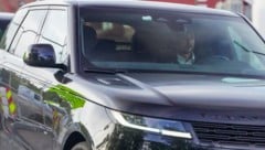 Das Foto zeigt den norwegischen König Haakon am Dienstagnachmittag in seinem Range Rover, ...