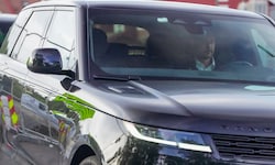 Das Foto zeigt den norwegischen König Haakon am Dienstagnachmittag in seinem Range Rover, ...