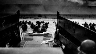 Dieses Bild vom 6. Juni 1944 zeigt Soldaten der US-Armee, die während der Invasion am D-Day am ...