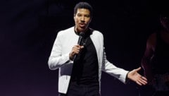 Die Sorge um Lionel Richie wächst: Der Sänger muss nach einem Schwächeanfall auf der Bühne ...