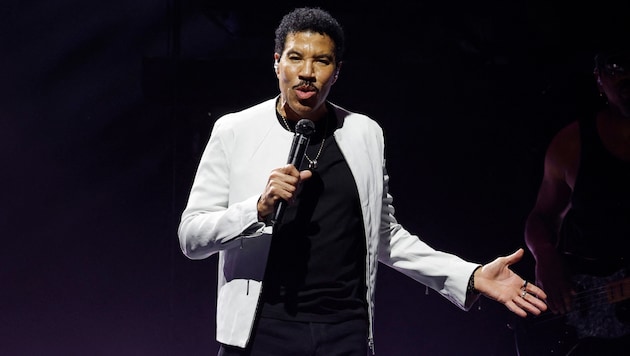 Die Sorge um Lionel Richie wächst: Der Sänger muss nach einem Schwächeanfall auf der Bühne ...