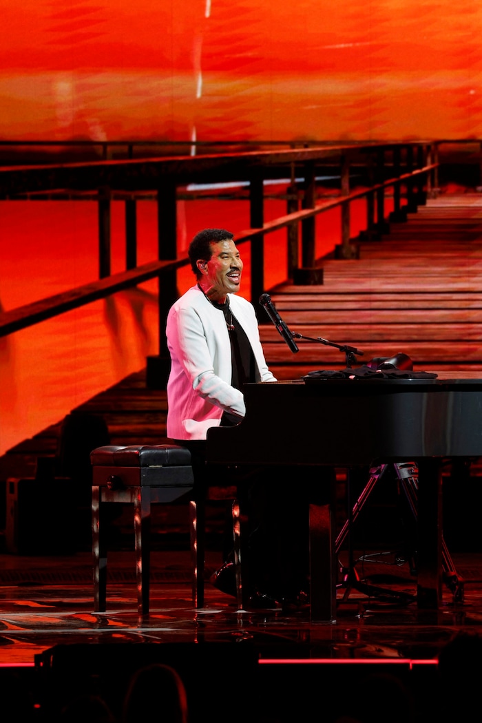 Lionel Richie ist derzeit in den USA auf Tour. Nach einem Schwächeanfall auf der Bühne befindet ...