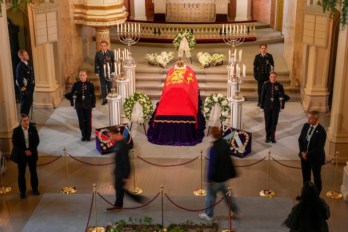 Sein Sarg ist derzeit in der Palastkapelle in Oslo aufgebahrt.