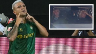 Pablo Garcia und seine Mutter weinen bei der Abreise mit dem Auto.