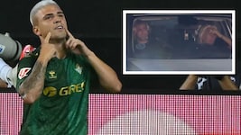 Pablo Garcia und seine Mutter weinen bei der Abreise mit dem Auto.