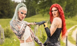 Zwischen Gossip und Glamour: Die Drag-Queens Philisha und Shira wollen das „Forsthaus Rampensau“ ...