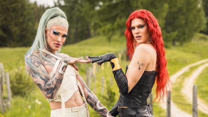 Die Drag-Queens Philisha Conditioner und Shira bringen den Glamour auf die Kärntner Alm.