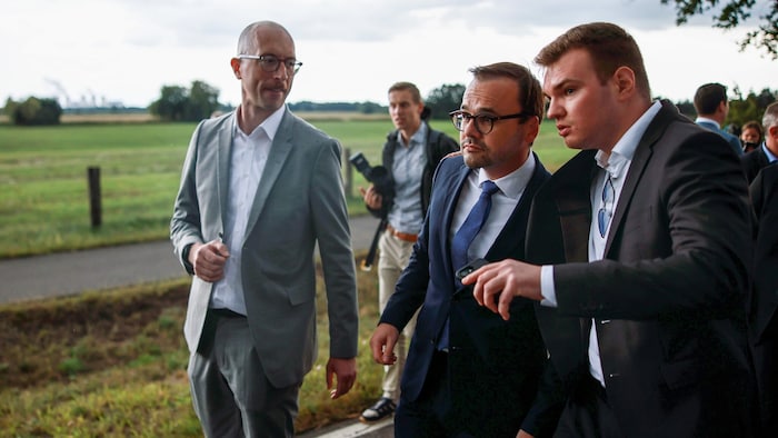 Jan Redmann (Mitte) bei einem Lokalaugenschein beim betroffenen Umspannwerk nach dem Vorfall