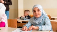 Schülerinnen dürfen bis zum 14. Geburtstag ab sofort kein Kopftuch mehr tragen.