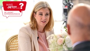 Beate Meinl-Reisinger stellt sich auch den Fragen über interne Parteikritiker.