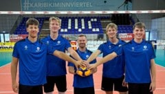 Der aus Deutschland zurückgekehrte neue Ried-Trainer Alexander Prietzel (M.) mit den Neuzugängen ...