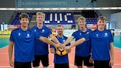 Der aus Deutschland zurückgekehrte neue Ried-Trainer Alexander Prietzel (M.) mit den Neuzugängen ...