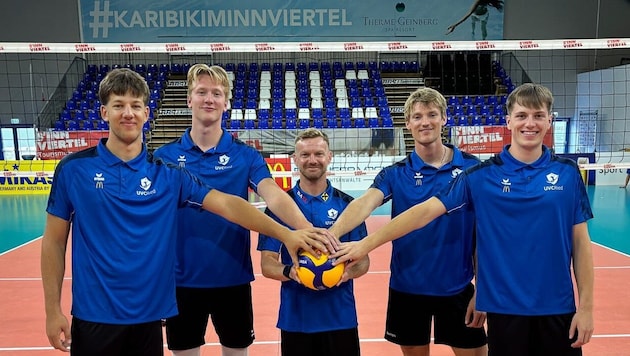 Der aus Deutschland zurückgekehrte neue Ried-Trainer Alexander Prietzel (M.) mit den Neuzugängen ...