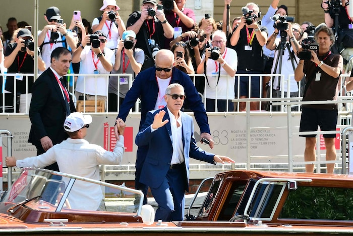 George Clooney winkt den Fotografen in Venedig aus einem Wasser-Taxi.