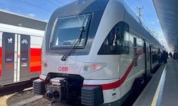 Eine bestimmte Zugbaureihe, die nachts am Bahnhof Bruck an der Leitha parkt, macht sich ...