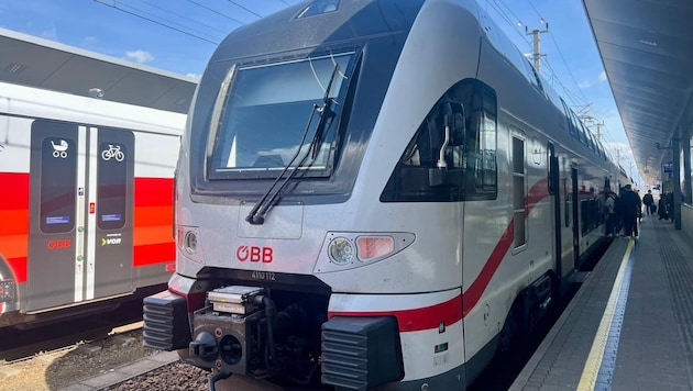 Eine bestimmte Zugbaureihe, die nachts am Bahnhof Bruck an der Leitha parkt, macht sich ...