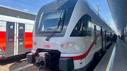 Eine bestimmte Zugbaureihe, die nachts am Bahnhof Bruck an der Leitha parkt, macht sich ...