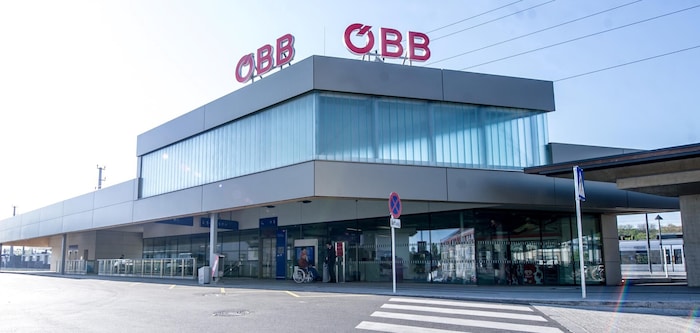 Vom Bahnhof in Bruck an der Leitha verkehren viele Regionalzüge Richtung Wien und Umgebung.