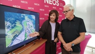 Neos-Chefin Obermüller und Kerber mit Schönberg-Luftbild