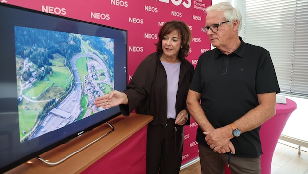 Neos-Chefin Obermüller und Kerber mit Schönberg-Luftbild