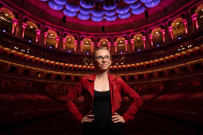 Starorganistin Anna Lapwood begeistert mit einem Programm von Klassik bis Filmmusik.