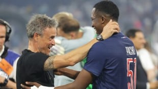 Luis Enrique (l.) und Paris Saint Germain nahmen als Sieger der Champions League  2025/26 ein ...