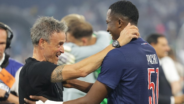 Luis Enrique (l.) und Paris Saint Germain nahmen als Sieger der Champions League 2025/26 ein ...