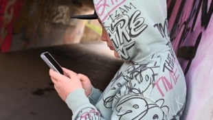 Etliche junge Menschen nutzen soziale Medien, um mit Freundinnen und Freunden in Kontakt zu ...